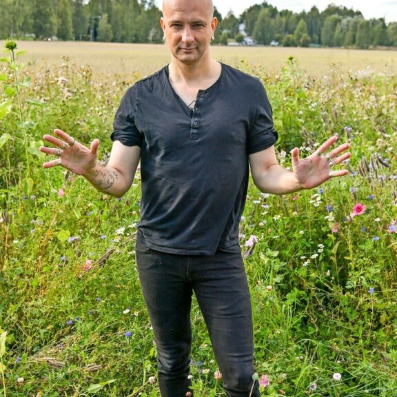 Herra Ylppö asuu Karkkilassa kolme päivää viikossa. Uudelta kotipaikkakunnalta löytyy myös työtilat, jotka toimivat myös taiteilijan majoituspaikkana. Herra Ylppö asuu Karkkilassa kolme päivää viikossa. Uudelta kotipaikkakunnalta löytyy myös työtilat, jotka toimivat myös taiteilijan majoituspaikkana.