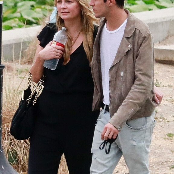Hiljaiseloa vuosia pitänyt O.C.-tähti Mischa Barton, 34, bongattiin kuhertelemasta mysteerimiehen kanssa - vieläkö tunnistaisit? Mischa Barton