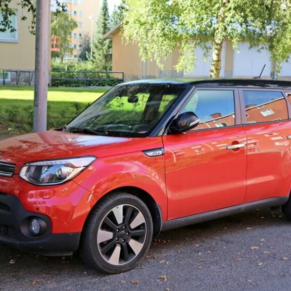 Jösses! Laulajakaunotar Erika Vikmanin autokin on syntinen – kuva! Erika Vikmanin auto.