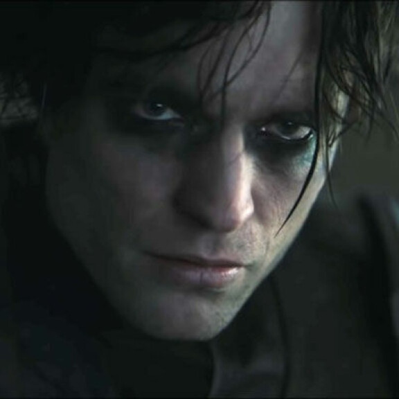 Robert Pattinson Batman -asussa ilman naamaria. Robert PAttinson batman