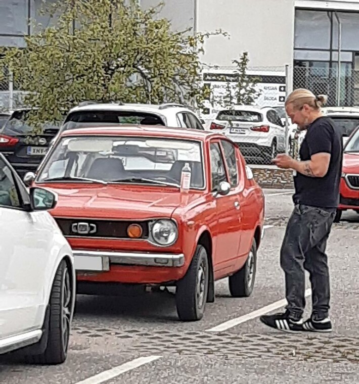 Oikea namu! Duudson-hurjapää Jarppi Leppälä kurvasi rautakaupan pihaan todellisella klassikolla – kuva! Jarppi Leppälän auto.