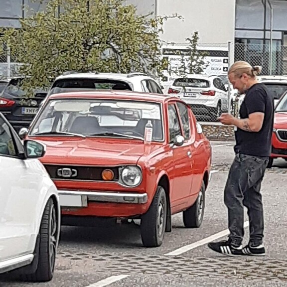 Oikea namu! Duudson-hurjapää Jarppi Leppälä kurvasi rautakaupan pihaan todellisella klassikolla – kuva! Jarppi Leppälän auto.