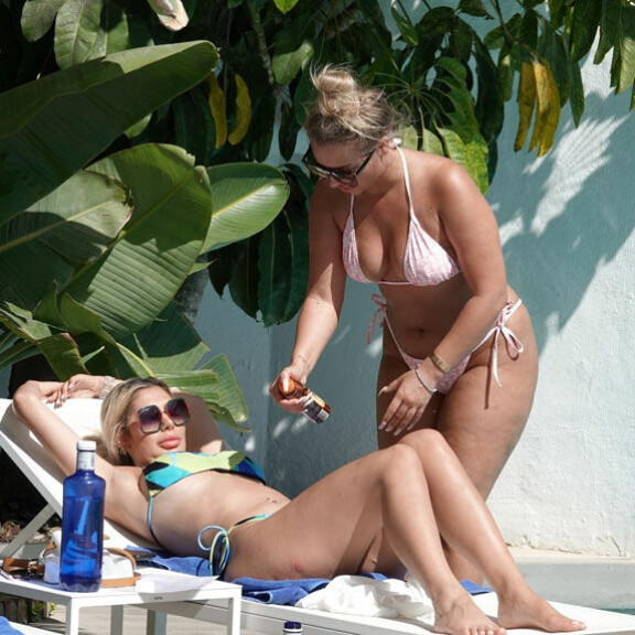 Bethan tarjoutui rasvaamaan makoilevan Chloen. Chloe Ferry ja Bethan Kershaw Espanjassa rasvat 2