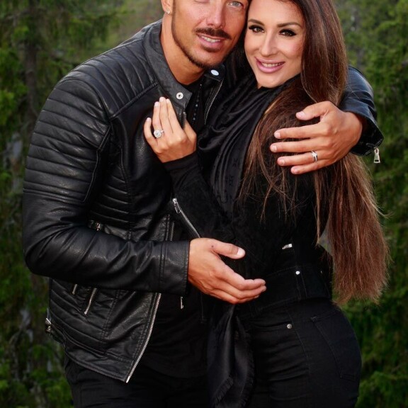 Kihlapari tajusi heti tavatessaan, että loppuelämän kumppani oli löytynyt. Kihlapari tajusi heti tavatessaan, että loppuelämän kumppani oli löytynyt.