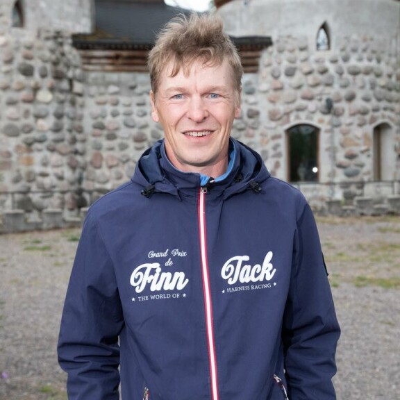 Tonin parisuhdekuviot ovat vuoden mittaan menneet useaan kertaan uusiksi, eikä rallille näy loppua. Tonin parisuhdekuviot ovat vuoden mittaan menneet useaan kertaan uusiksi, eikä rallille näy loppua.