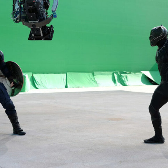 Captain America: Civil War -elokuvan kuvauksissa vasemmalla Chris Evans Kapteeni Amerikkana ja oikealla Chadwick Boseman Black Panther/ T'Challa -hahmona. civil war
