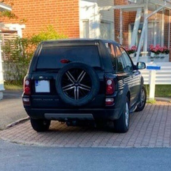 Olympiavoittaja oli lainannut Sami Uotilan autoa päästäkseen riiuureissulle Pohjoiseen. Auto oli naisen talon edessä yön yli. Olympiavoittaja oli lainannut Sami Uotilan autoa päästäkseen riiuureissulle Pohjoiseen. Auto oli naisen talon edessä yön yli.