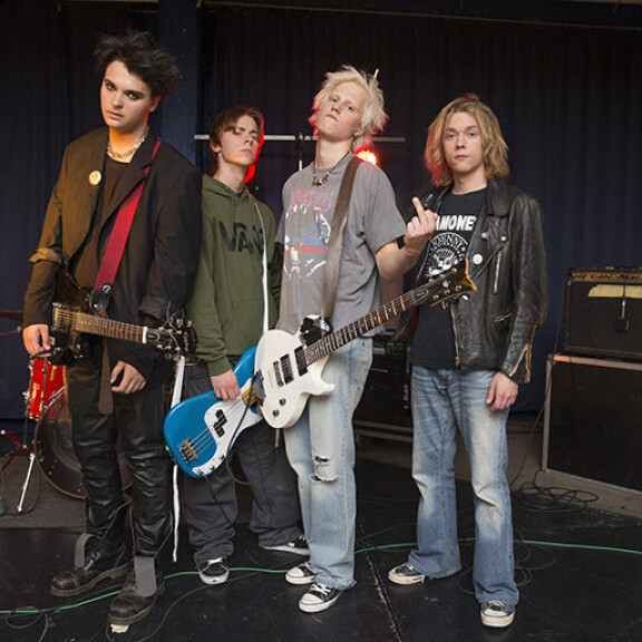 Tunnistaisitko?! Toni Wirtanen ja Tuukka Temonen ikivanhassa Apulanta-kuvassa: 'Terävän näköistä jengiä' Apulanta