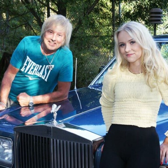 Upea vanha Rolls-Royce kuuluu Dannyn ystävälle, grillimestari Santtu Pelamolle, joka kyyditsi Helmiä yksityisajelulla ympäri Raumaa. – Oli kyllä hyvät kyydit! Upea vanha Rolls-Royce kuuluu Dannyn ystävälle, grillimestari Santtu Pelamolle, joka kyyditsi Helmiä yksityisajelulla ympäri Raumaa. – Oli kyllä hyvät kyydit!