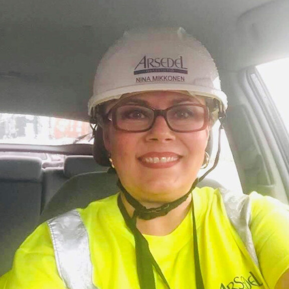 Oho! Nina Mikkonen irtisanoutui vakituisesta työstään ja ryhtyi siivoojaksi - paljastaa syyn blogissaan: 'Tartuin innolla tarjoukseen!' Nina Mikkonen