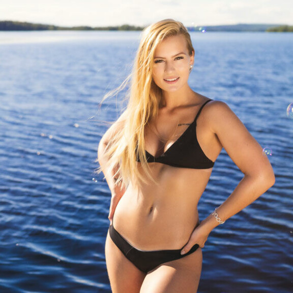 - Mä oon käynyt elämäni aikana kahdesti treffeillä, joten en haluais anoo, mut kolmas kerta toden sanoo, Jenna sanoo. jenna
