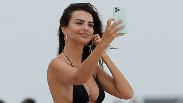 Supermalli rannalla! Emily Ratajkowski keimaili kapula kädessä: kiusoitteli aviomiestään bikineissä - paparazzikuvat! emily ratajkowski