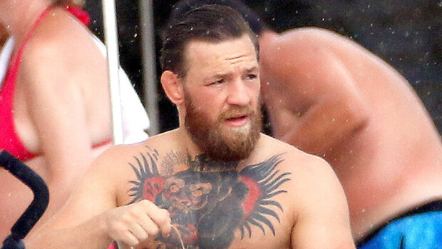 UFC-tähti Conor McGregorin kuumat rantakuvat saavat mielikuvituksen laukkaamaan - mikäs se siellä pullottaa ja pilkottaa...? Conor McGregor
