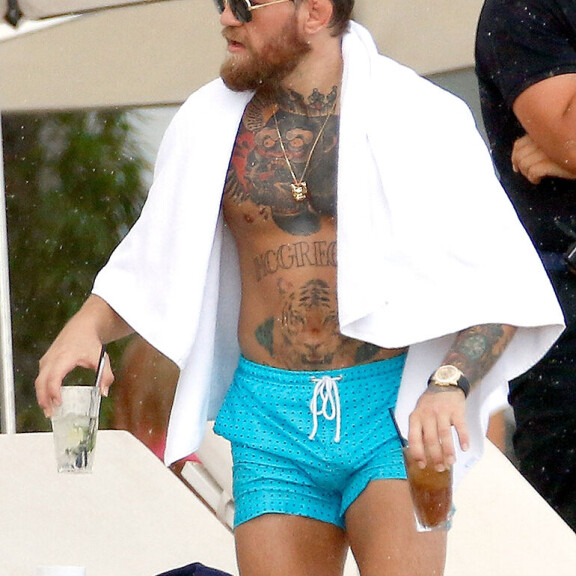 UFC-tähti Conor McGregorin kuumat rantakuvat saavat mielikuvituksen laukkaamaan - mikäs se siellä pullottaa ja pilkottaa...? Conor McGregor