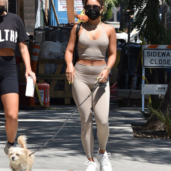 Pitkät päällä! Hottisnäyttelijä Vanessa Hudgens käänsi katseita tiukoissa trikoissa ilman rintaliivejä, ja sen kyllä huomasi - kuvat! Vanessa Hudgens