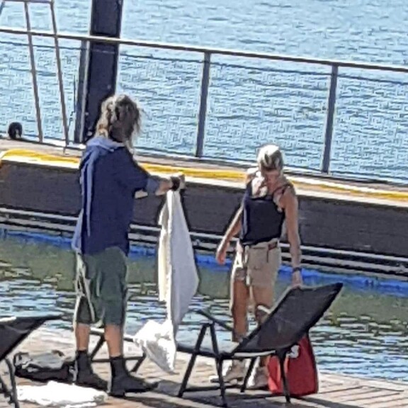 Viikon Kääk-juorut: Vesa Vierikko naukkaili omaa lonkeroa junassa, Jone Nikula vietti viimeisiä kesäpäiviä! Kuvat! Jone ja Hanna