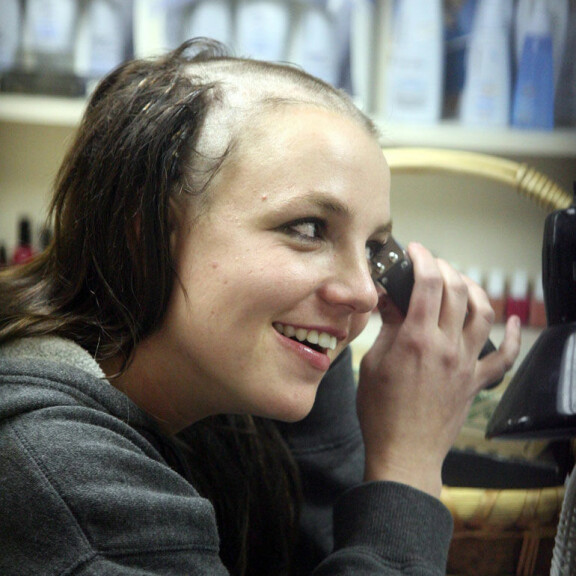 Britney Spears ajamassa päätänsä kaljuksi vuonna 2007. Britney spears ajaa tukkansa