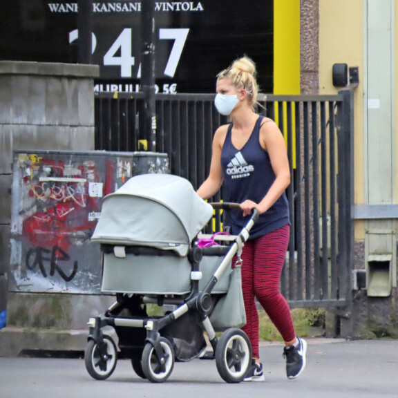 Kääk! Roope Salminen lykki lastenvaunuja – läpsystä vaihto Helmi-Leenan kanssa! Kuvat! Helmi-Leena