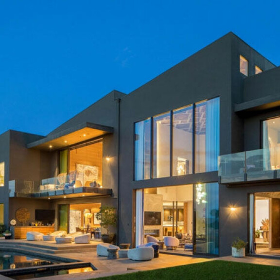 Superjulkkispariskunta Chrissy Teigen ja John Legend myyvät ökykartanoaan – modernin Beverly Hills lukaalin saa hieman yli 20 miljoonalla! 1