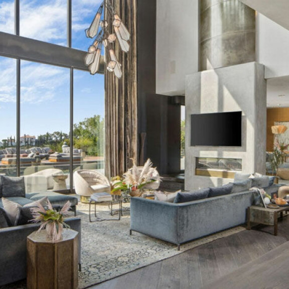 Superjulkkispariskunta Chrissy Teigen ja John Legend myyvät ökykartanoaan – modernin Beverly Hills lukaalin saa hieman yli 20 miljoonalla! 2