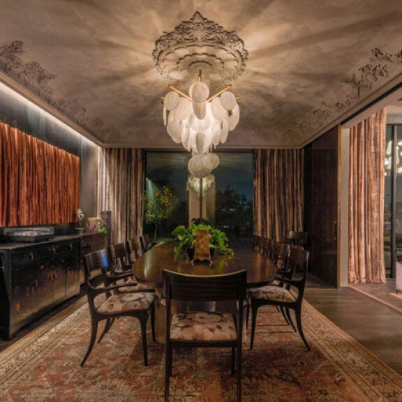 Superjulkkispariskunta Chrissy Teigen ja John Legend myyvät ökykartanoaan – modernin Beverly Hills lukaalin saa hieman yli 20 miljoonalla! 3