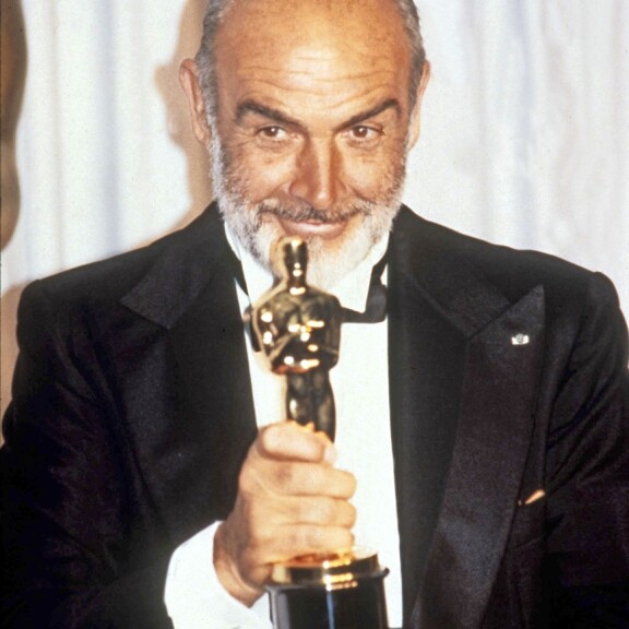 Sean Connery 90 vuotta – huimat kuvat elämän varrelta: Siirtyi mallin töistä valkokankaalle, kieltäytyi jalkapallourasta ManU:n riveissä! Sean Connery