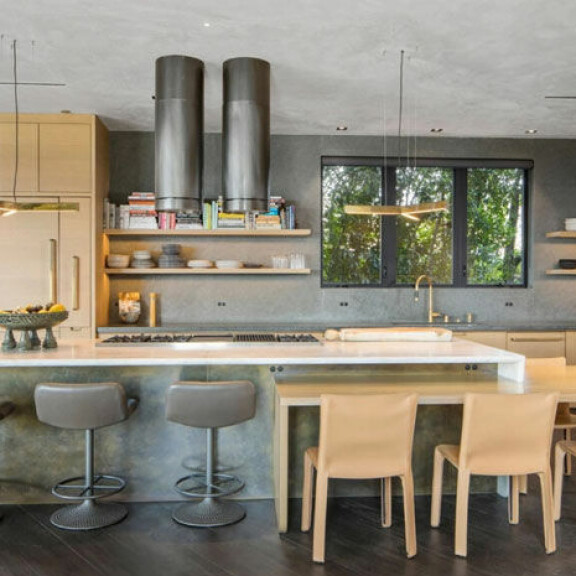 Superjulkkispariskunta Chrissy Teigen ja John Legend myyvät ökykartanoaan – modernin Beverly Hills lukaalin saa hieman yli 20 miljoonalla! 5