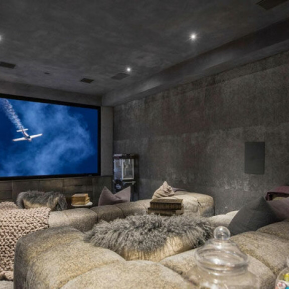 Superjulkkispariskunta Chrissy Teigen ja John Legend myyvät ökykartanoaan – modernin Beverly Hills lukaalin saa hieman yli 20 miljoonalla! 6