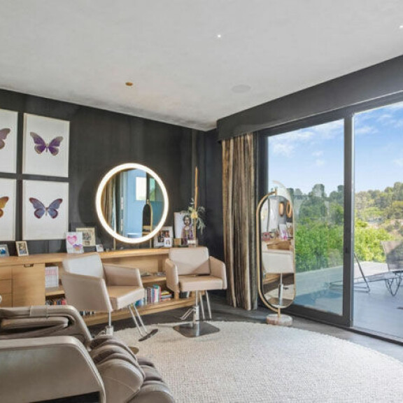 Superjulkkispariskunta Chrissy Teigen ja John Legend myyvät ökykartanoaan – modernin Beverly Hills lukaalin saa hieman yli 20 miljoonalla! 8