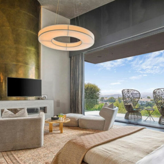 Superjulkkispariskunta Chrissy Teigen ja John Legend myyvät ökykartanoaan – modernin Beverly Hills lukaalin saa hieman yli 20 miljoonalla! 9