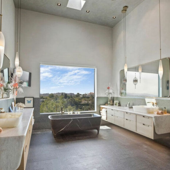 Superjulkkispariskunta Chrissy Teigen ja John Legend myyvät ökykartanoaan – modernin Beverly Hills lukaalin saa hieman yli 20 miljoonalla! 10