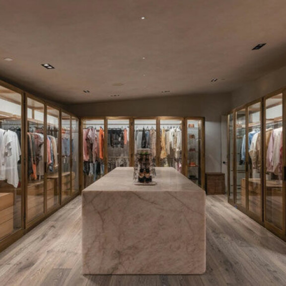 Superjulkkispariskunta Chrissy Teigen ja John Legend myyvät ökykartanoaan – modernin Beverly Hills lukaalin saa hieman yli 20 miljoonalla! 11