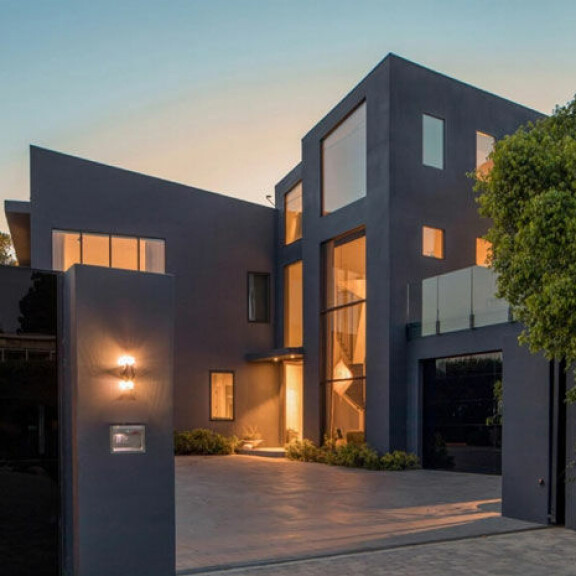 Superjulkkispariskunta Chrissy Teigen ja John Legend myyvät ökykartanoaan – modernin Beverly Hills lukaalin saa hieman yli 20 miljoonalla! 12