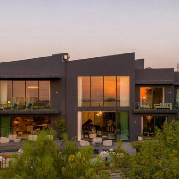 Superjulkkispariskunta Chrissy Teigen ja John Legend myyvät ökykartanoaan – modernin Beverly Hills lukaalin saa hieman yli 20 miljoonalla! 13