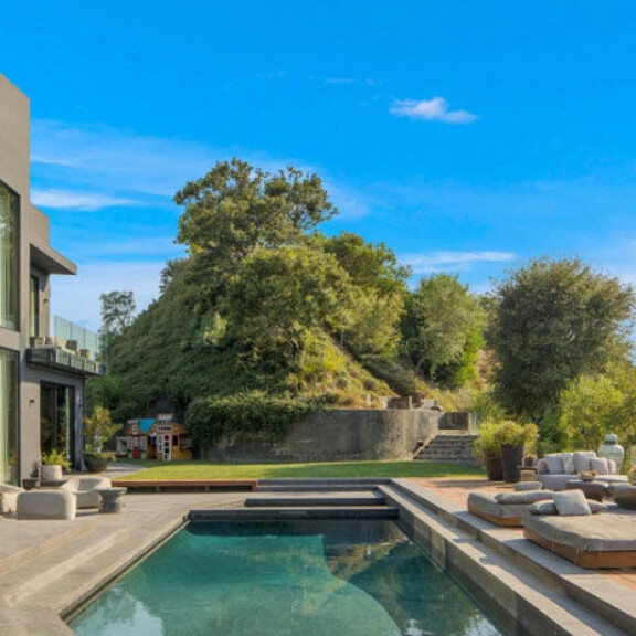 Superjulkkispariskunta Chrissy Teigen ja John Legend myyvät ökykartanoaan – modernin Beverly Hills lukaalin saa hieman yli 20 miljoonalla! 14