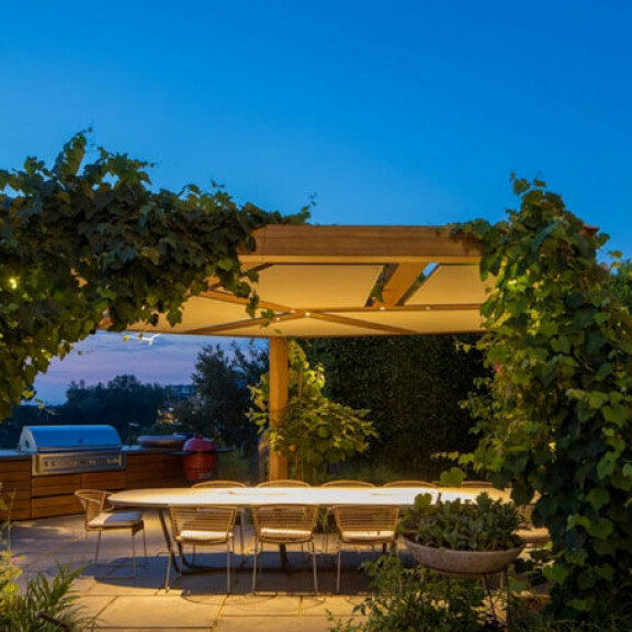 Superjulkkispariskunta Chrissy Teigen ja John Legend myyvät ökykartanoaan – modernin Beverly Hills lukaalin saa hieman yli 20 miljoonalla! 15