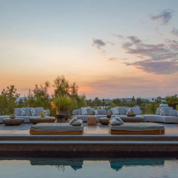 Superjulkkispariskunta Chrissy Teigen ja John Legend myyvät ökykartanoaan – modernin Beverly Hills lukaalin saa hieman yli 20 miljoonalla! 16