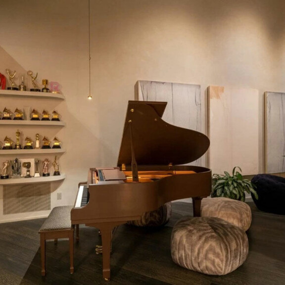 Superjulkkispariskunta Chrissy Teigen ja John Legend myyvät ökykartanoaan – modernin Beverly Hills lukaalin saa hieman yli 20 miljoonalla! 18