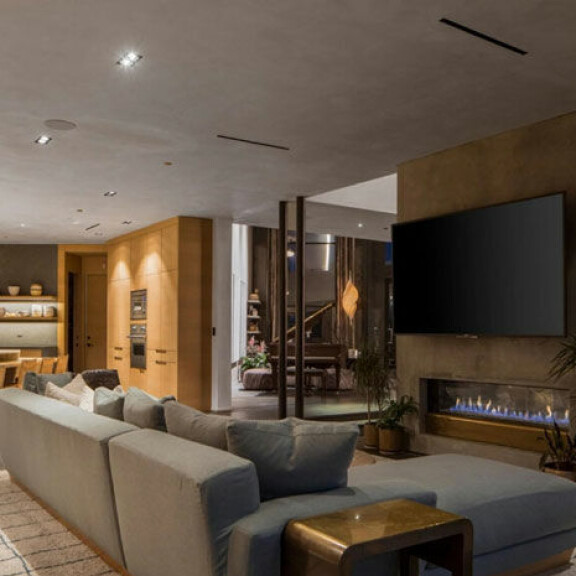 Superjulkkispariskunta Chrissy Teigen ja John Legend myyvät ökykartanoaan – modernin Beverly Hills lukaalin saa hieman yli 20 miljoonalla! 19