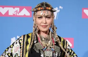Madonna julkaisi hätkähdyttävää kuvamateriaalia 62-vuotissynttäreiltään: tarjotin täynnä huumeita ja intiimiä koskettelua 27-vuotiaan rakastajan kanssa - "Tervetuloa Jamaikalle"