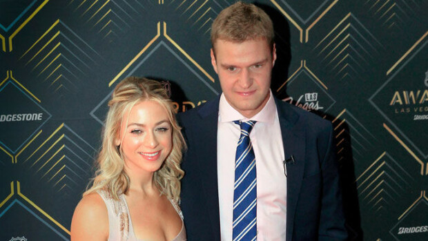 NHL-tähti Aleksander Barkov: Yllätysero! Kauniilla Julia-exällä jo uusi kulta rinnalla Alekdsander Barkov ja Julia