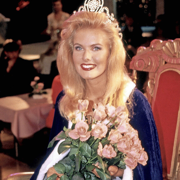 Tanja Karpela 50 vuotta! Koko kansan seksisymbolista tuli ministeri, sitten hän katosi julkisuudesta - näin hän on muuttunut vuosien varrella! Karpela