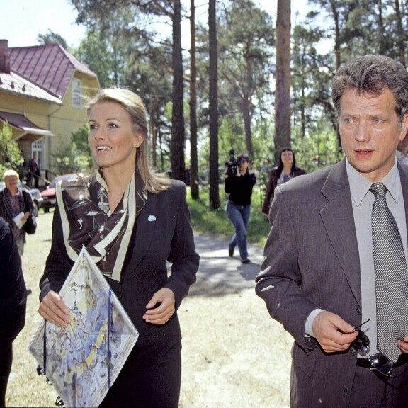 Seiskan suhdepaljastuksen jälkeen Tanja ja Sauli eivät enää peitelleet lämpimiä välejään. Kuva Kangasalta kesällä 2001. Seiskan suhdepaljastuksen jälkeen Tanja ja Sauli eivät enää peitelleet lämpimiä välejään. Kuva Kangasalta kesällä 2001.
