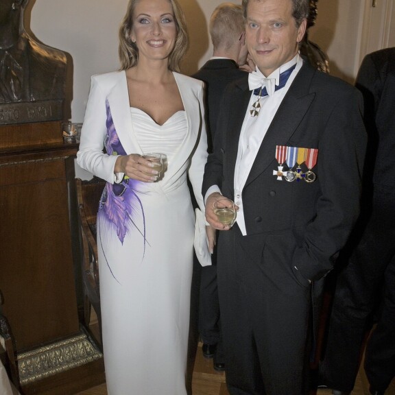 Tanja Karpela ja valtiovarainministeri Sauli Niinistö olivat Linnan juhlien kuvatuin pariskunta vuonna 2001. Tanja Karpela ja valtiovarainministeri Sauli Niinistö olivat Linnan juhlien kuvatuin pariskunta vuonna 2001.