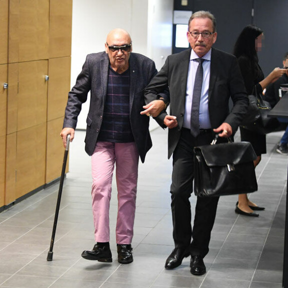 Remun asianajaja talutti rumpalilegendaa. Remu Aaltonen