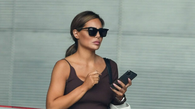 Tällaisella ”limusiinilla” superkurvikas Sofia Belórf poistui käräjiltä: Sofian vartalon nähneet rakennusmiehet olivat tukehtua kahviinsa – paljonkertovat paparazzikuvat! Sofia Belórf