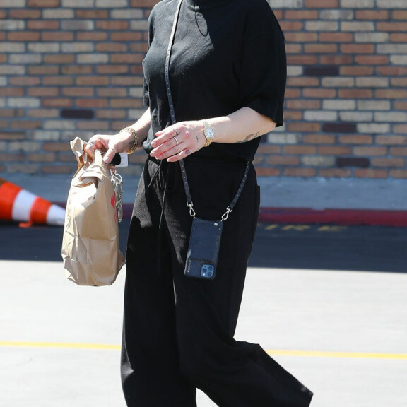 Kelly kaupan pihalla elokuussa 2020. Kelly Osbourne