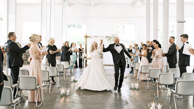 Sunneva Kantolan ihanat häät ruukilla – vieraiden joukossa Alina Voronkova ja Erika Helin, upean antavassa mekossa! Sunneva Kantolan häät