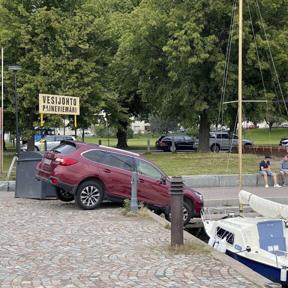 ”Koira pyrki syliin” – näin Paula Koivuniemi oli suistua autoineen mereen! Sokkikuvat! Paula Koivuniemi