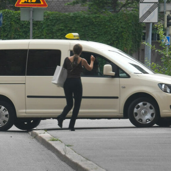 Tällaisella ”limusiinilla” superkurvikas Sofia Belórf poistui käräjiltä: Sofian vartalon nähneet rakennusmiehet olivat tukehtua kahviinsa – paljonkertovat paparazzikuvat! Sofia Belórf